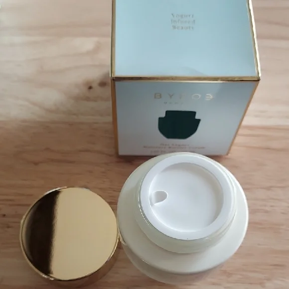 Cream Moisturizer with Oat Yogurt for Skincare - Picture 4 of 5